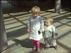 Frida Sigurd holde i h�nd