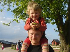 Frida p� Tokes skuldre t a Hanne