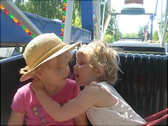 Frida kysser Olivia pariserhjul