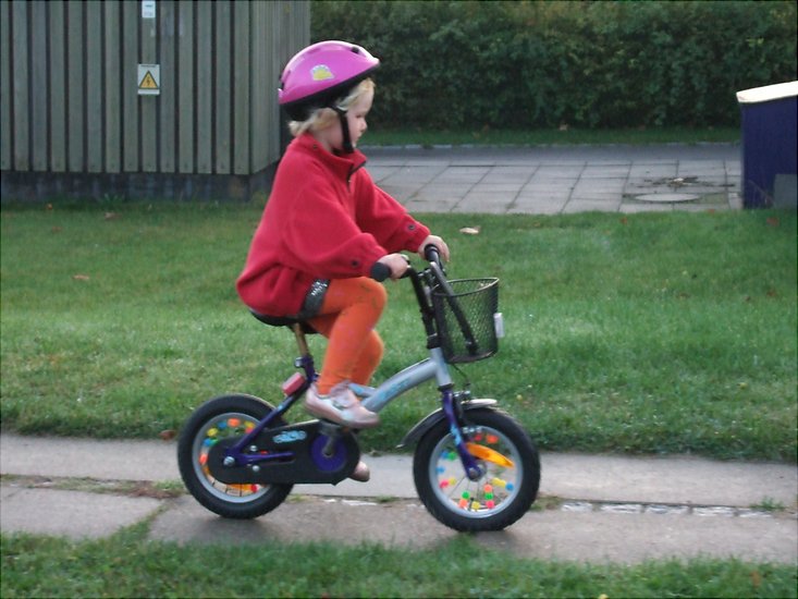 Frida med cykelhj�lm