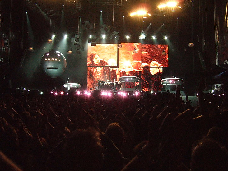 D m playing the angel koncert