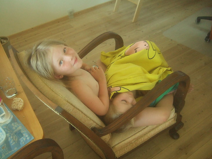 Frida sidder med sigurd