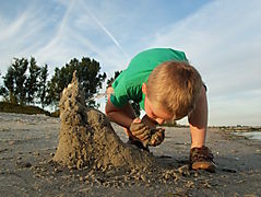 03 Sigurd bygger sandmonster