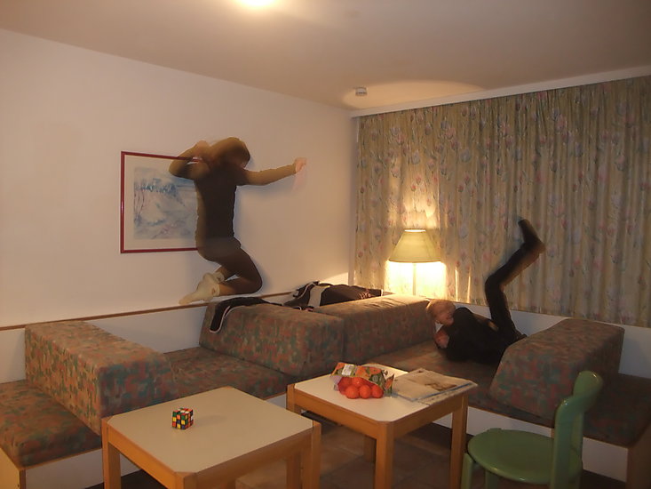 -1724_DampFridaLasseSpringeISofaerne