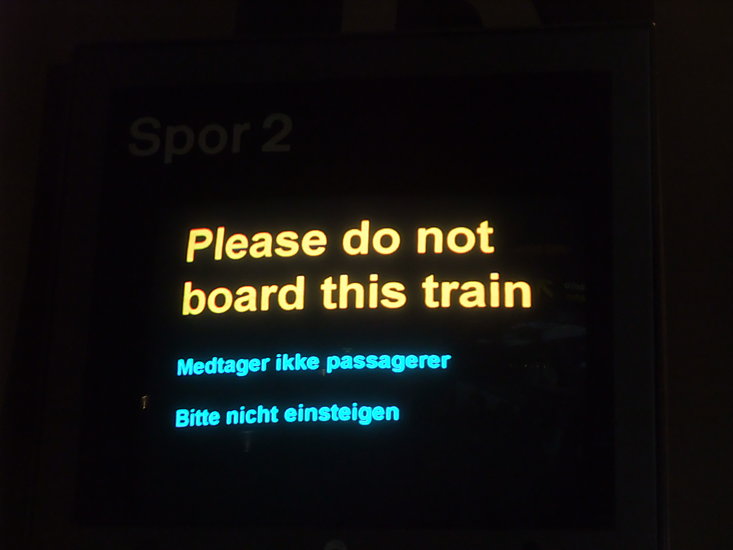 -1429_KoebenhavnsLufthav_PleaseDoNotBoardThisTrain