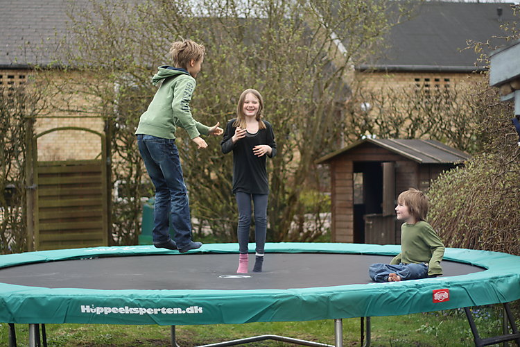 -1544_LasseFridaSigurdTrampolin
