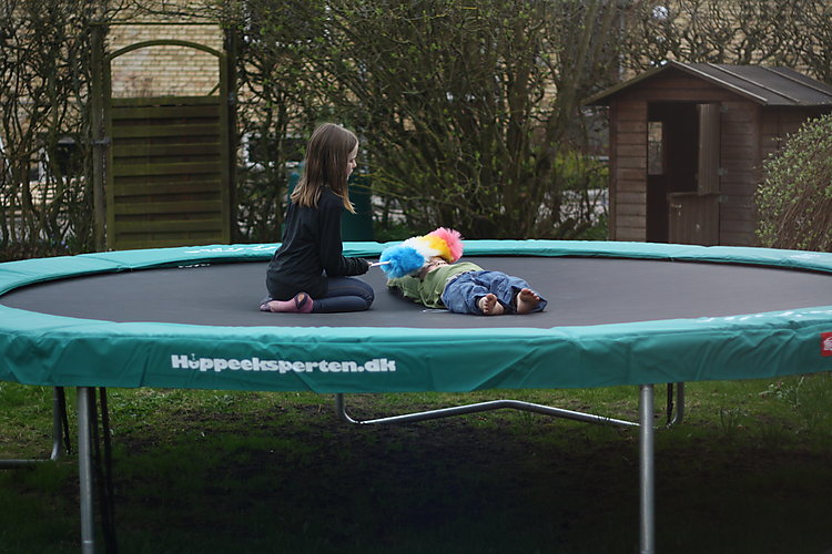 -1823_7_FridaSigurdStoevekostTrampolin