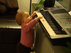 -2043_AstaSpillerPaaKeyboard