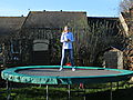 -0701_2_FridaTrampolinMobiltelefonMons_Crop