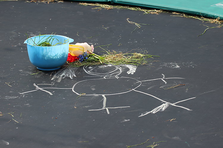 -1701_TrampolinTegningAfAstaKridtGraes