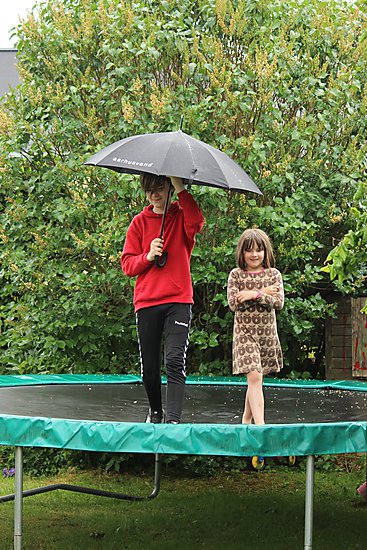 -1354_2_TrampolinRegnParaply_Asta_Sigurd