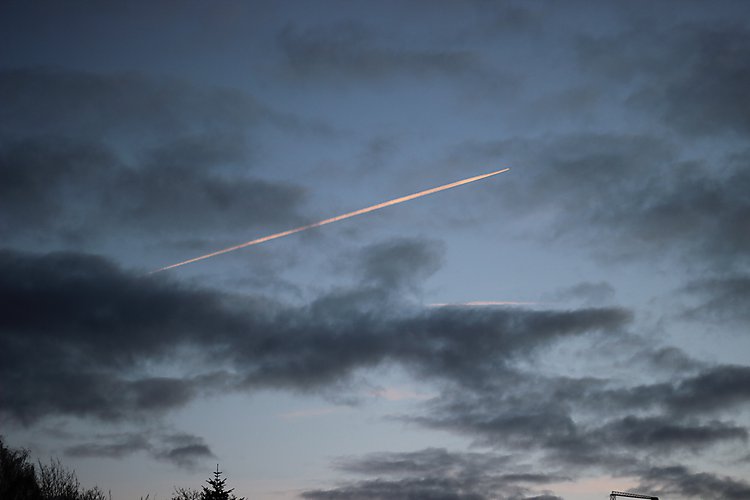 -1659_FlyGyldenSlipstroemMoerkeSkyer