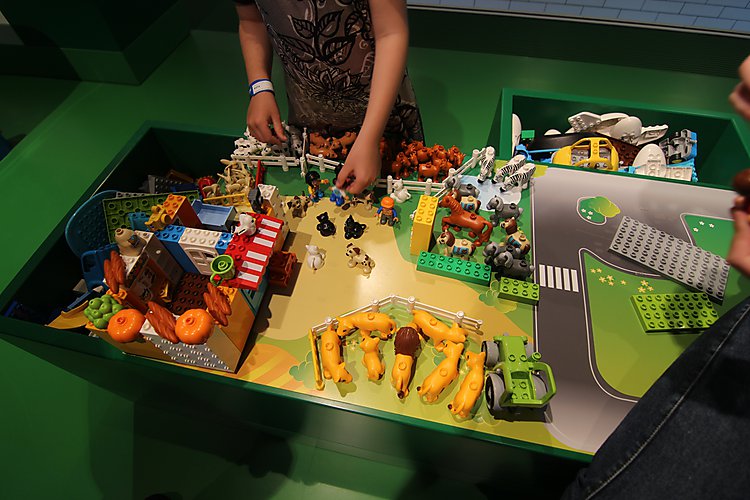 -1120_LEGO_House_AstasGaard